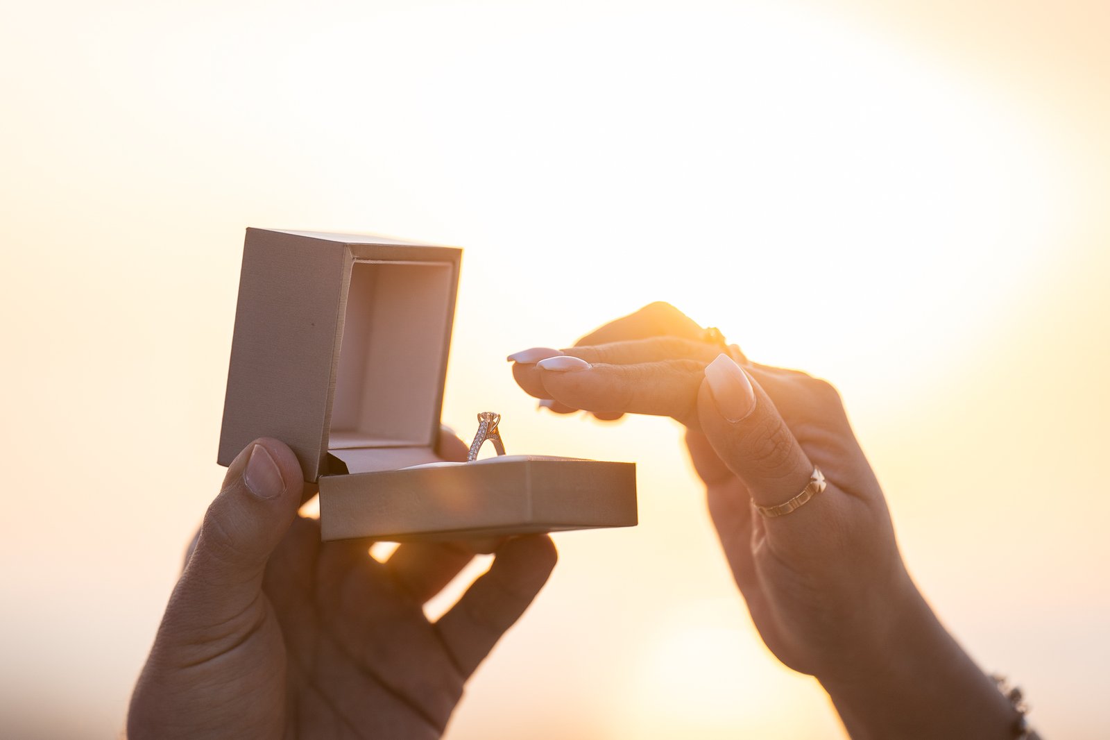 Détail des mains et alliances de mariage