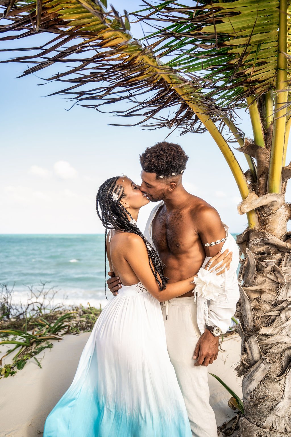 Échange de regards amoureux en bord de mer