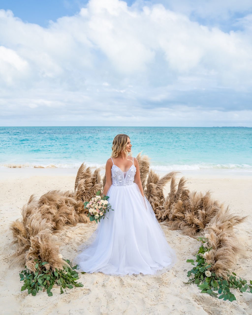 Brise marine et robe de mariée dans les Caraïbes