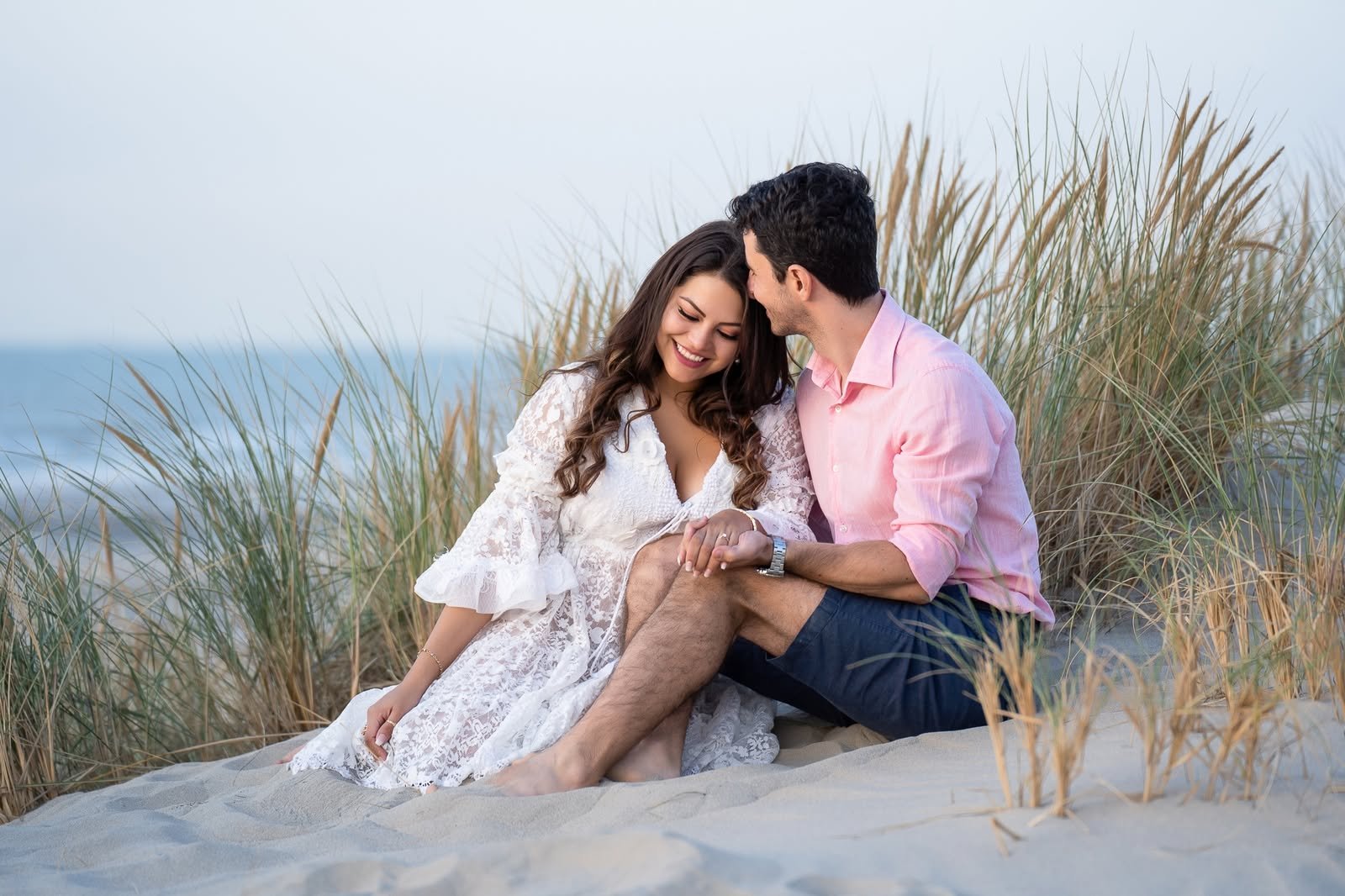Couple au coucher de soleil sur la plage